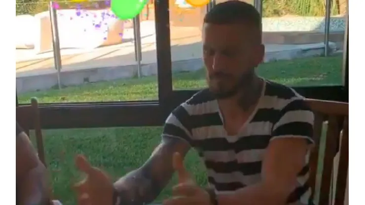 Benedetto rompió un huevo con forma de gallina.