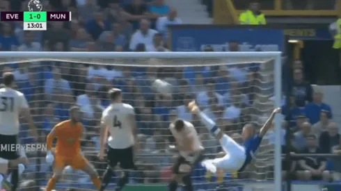 Lateral, chilena y gol: Everton hizo extraordinario lo más sencillo