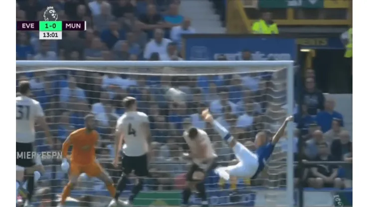 Lateral, chilena y gol: Everton hizo extraordinario lo más sencillo