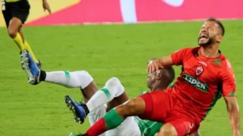 La patada de Andrés Reyes a Brayan Fernández.