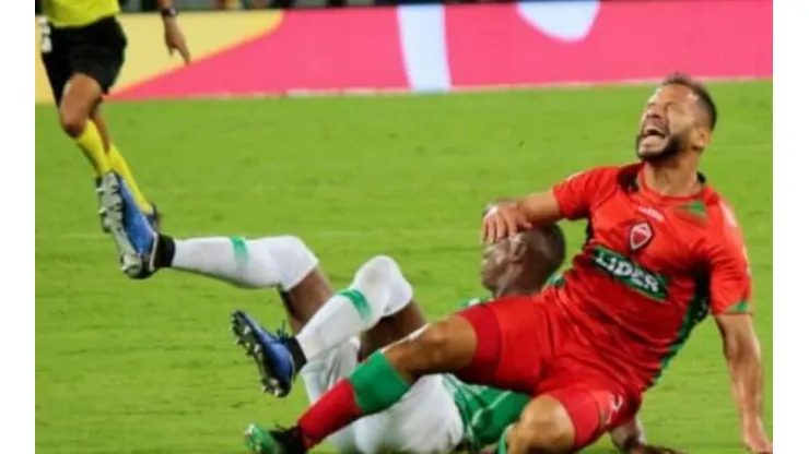 La patada de Andrés Reyes a Brayan Fernández.
