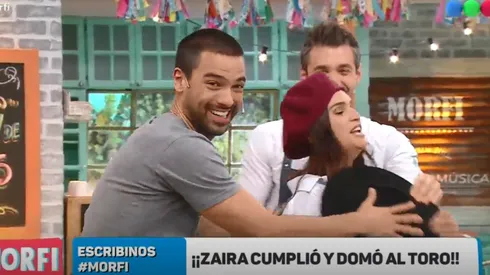 No es Wanda Nara: Zaira, su hermana, se quedó sin corpiño en vivo y en directo