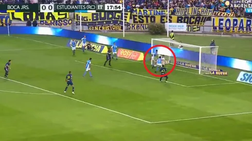 Wanchope Ábila, agradecido: despejó como peor pudo y le regaló el 1-0 a Boca