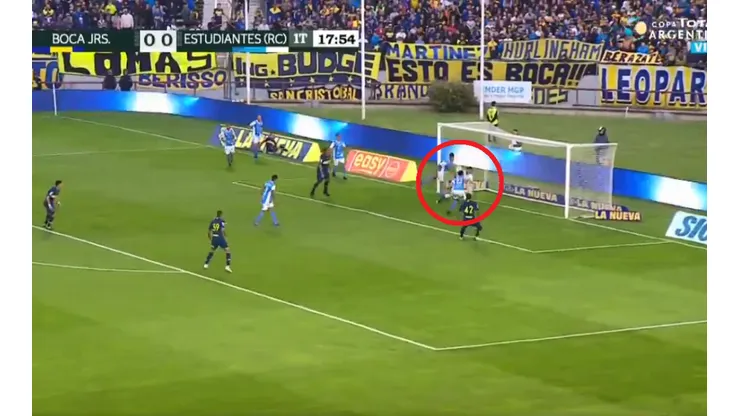 Wanchope Ábila, agradecido: despejó como peor pudo y le regaló el 1-0 a Boca
