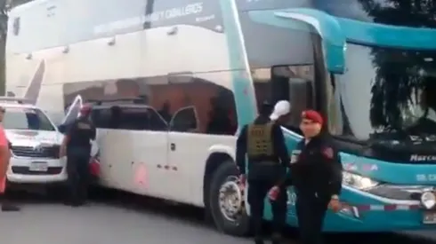 ¡Una mala! el bus que transportaba al plantel de Alianza Lima casi se accidenta