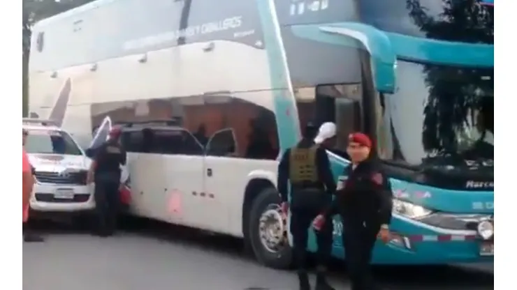¡Una mala! el bus que transportaba al plantel de Alianza Lima casi se accidenta