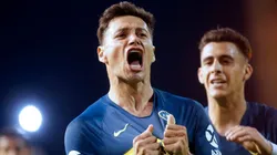 TITULAR. Mauro Zárate celebra con todo su golazo para el 2-0 (Foto: Agencia Télam).