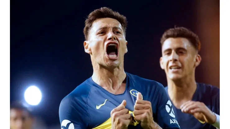 TITULAR. Mauro Zárate celebra con todo su golazo para el 2-0 (Foto: Agencia Télam).
