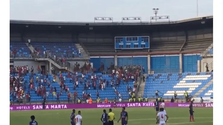 Con caballos tuvieron que controlar a enardecidos hinchas del Unión Magdalena