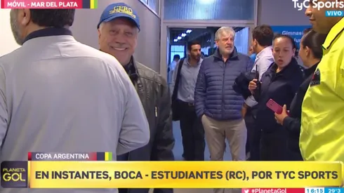 Crespi llegó al estadio con una gorra que decía "cero descensos"