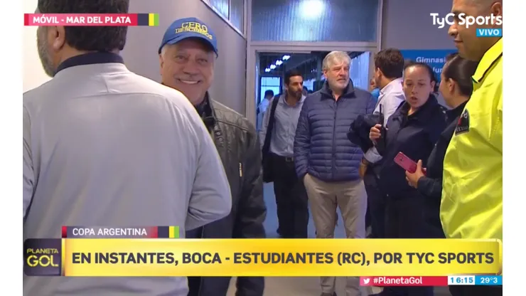 Crespi llegó al estadio con una gorra que decía "cero descensos"