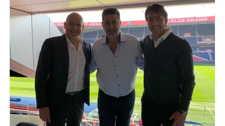 Angelici aprovechó y pasó por Francia para hablar con directivos del PSG