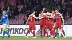 Arsenal, todo de rojo, venció a Napoli en el San Paolo.