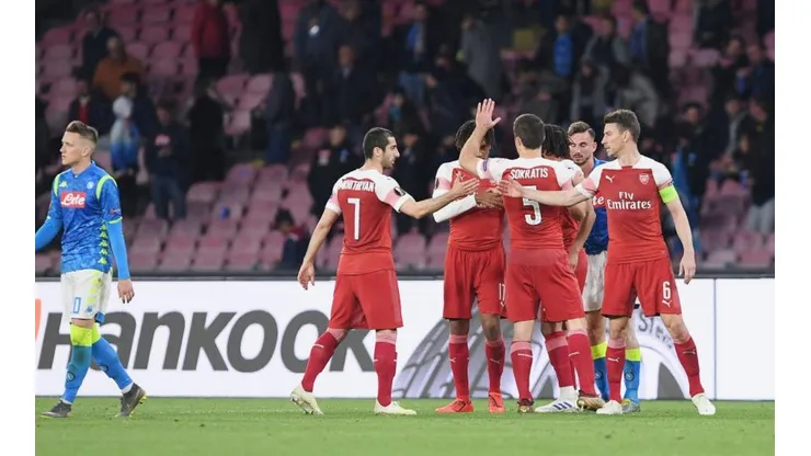 Arsenal, todo de rojo, venció a Napoli en el San Paolo.