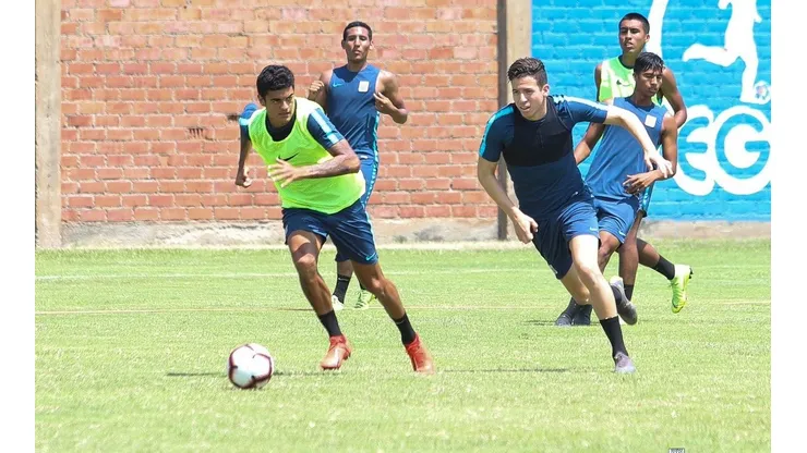Hinchas de Alianza Lima ingresaron al entrenamiento para tener una charla con los jugadores