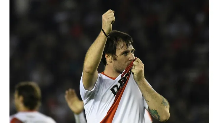 Cavenaghi y un huevo de pascua bien riverplatense.