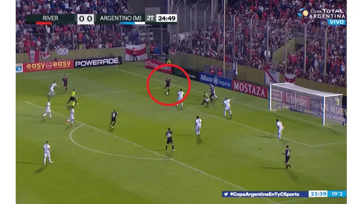 El arquero salió lejos y Borré le pegó sin ángulo para el 1-0 de River