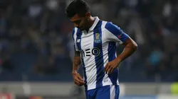 Se lo pierde: Tecatito Corona no se recuperó y no jugará ante Liverpool por la Champions League