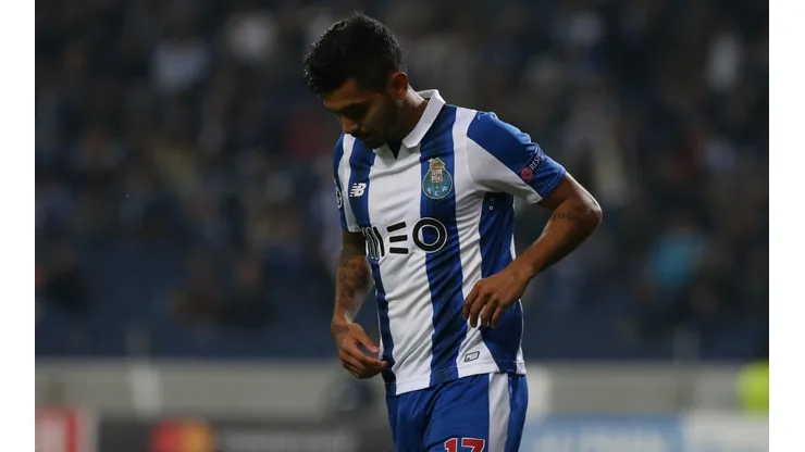 Se lo pierde: Tecatito Corona no se recuperó y no jugará ante Liverpool por la Champions League