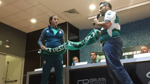 Almada recibió un presente muy particular de un aficionado al asumir en Santos Laguna