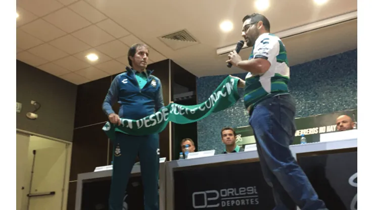 Almada recibió un presente muy particular de un aficionado al asumir en Santos Laguna