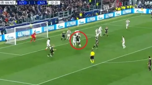 Enorme cabezazo de De Ligt.