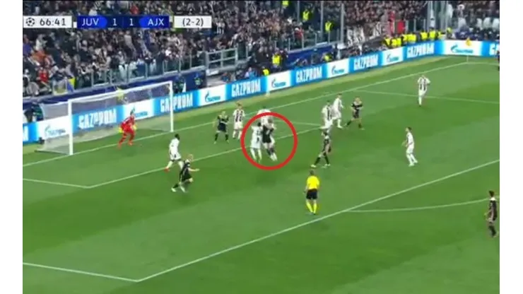 Enorme cabezazo de De Ligt.