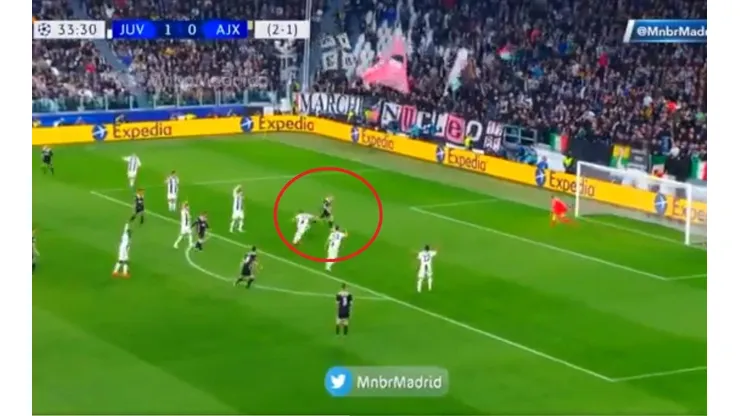 Con un poco de fortuna: la pelota le quedó a van de Beek y el Ajax le empató a la Juventus