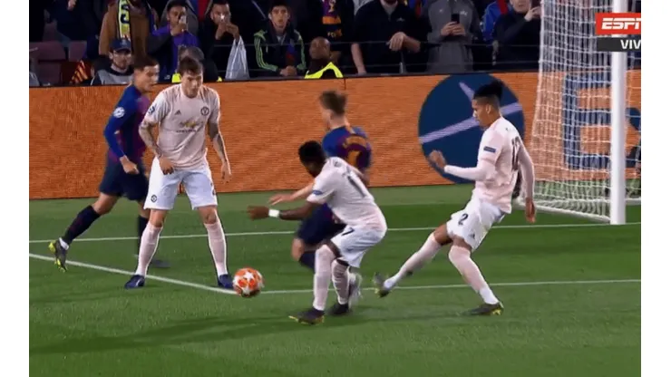 Respira el United: el árbitro cobró penal para Barcelona, fue al VAR y dio marcha atrás