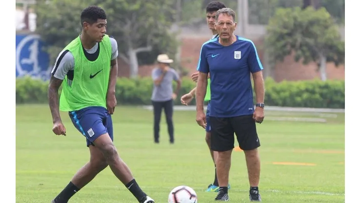 El periodista Silvio Valencia indicó que "en cualquier momento Russo deja Alianza Lima"