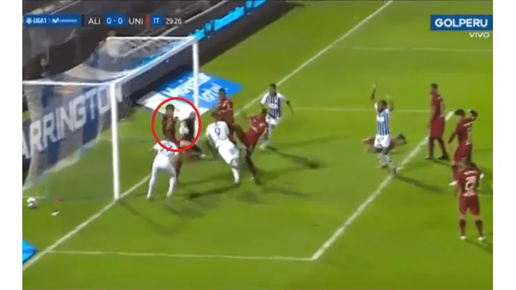 Todavía no lo pueden creer: la mano de Denis que le ahogó el gol a Alianza Lima y Haro no vio
