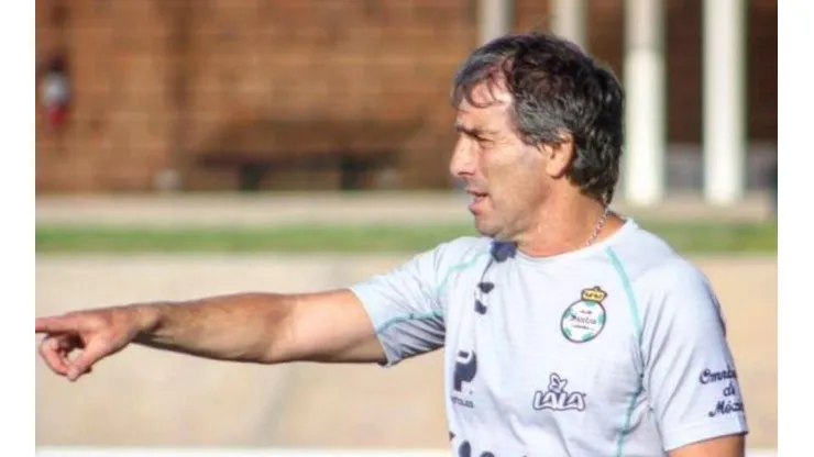 Almada ya dirigió su primer entrenamiento.