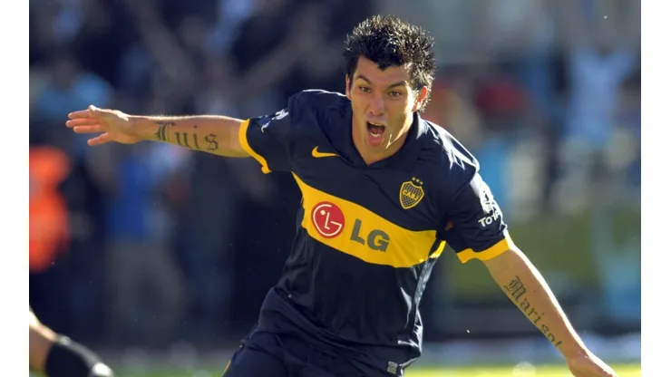 Gary Medel festejando un gol ante River.