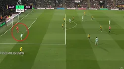 Video: Aubameyang sacó provechó del blooper de la temporada en la Premier League