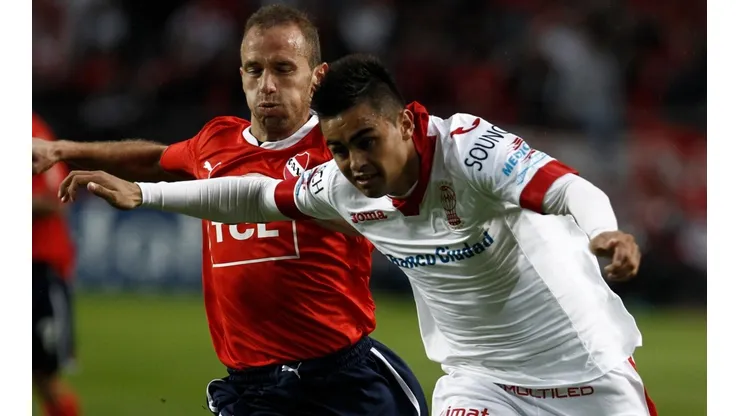 Gonzalo Martínez con la camiseta de Huracán.
