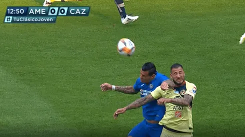 Caraglio le pegó un duro codazo a Aguilera.