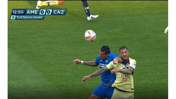 Caraglio le pegó un duro codazo a Aguilera.