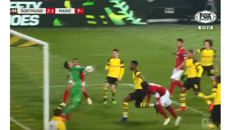 La triple atajada a puro reflejo de Bürki para salvar al Borussia Dortmund