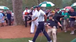 Pidan el VAR: a Tiger Woods casi lo baja un guardia de seguridad