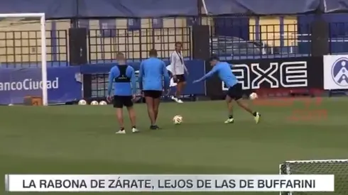 Zárate intentó superar a Buffarini, quiso hacer gol de rabona pero terminó en el piso