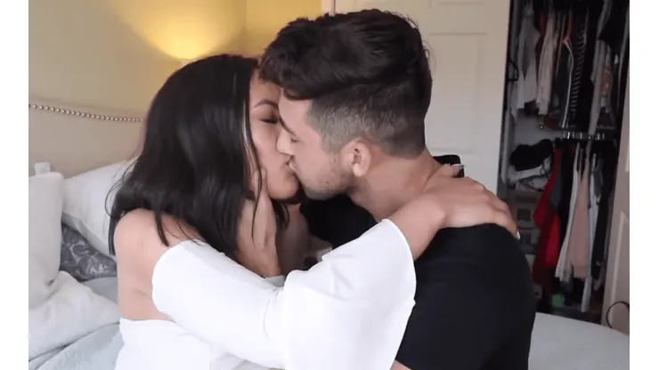 Video: youtuber le comió la boca a su hermana para tener más seguidores