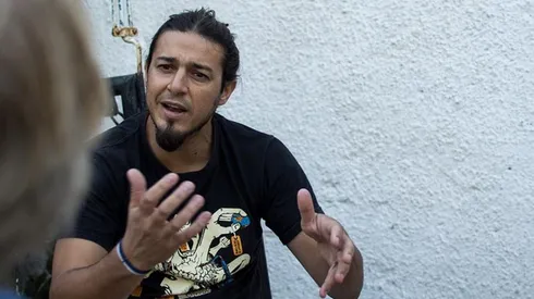 La cláusula más inédita del mundo: puede faltar a los partidos ¡si toca el Indio Solari!