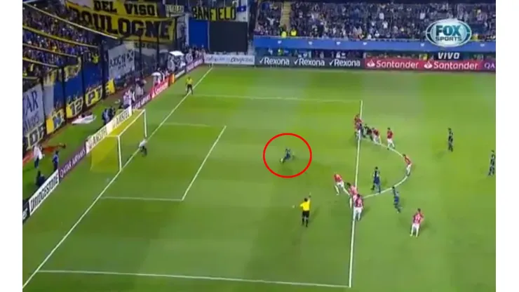Benedetto le pidió el penal a Tevez, el Apache lo dejó y el Pipa le rompió el arco
