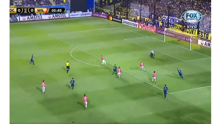 Era un golazo: el mano a mano que tuvo Tevez a los 40 segundos