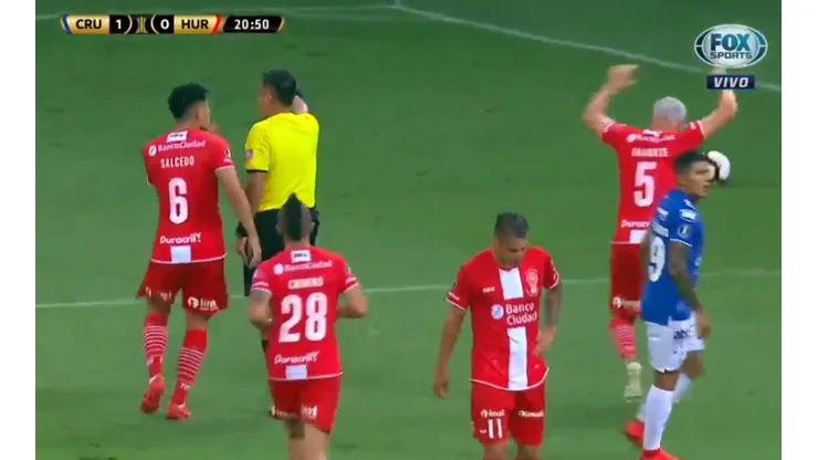 Foto de los jugadores de Huracán enojados.