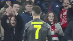 Cristiano Ronaldo se cayó y los hinchas del Ajax lo trollearon en su cara