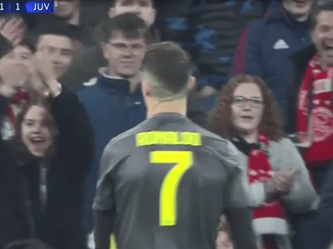 Cristiano Ronaldo se cayó y los hinchas del Ajax lo trollearon en su cara