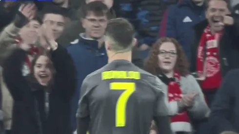 Cristiano Ronaldo se cayó y los hinchas del Ajax lo trollearon en su cara