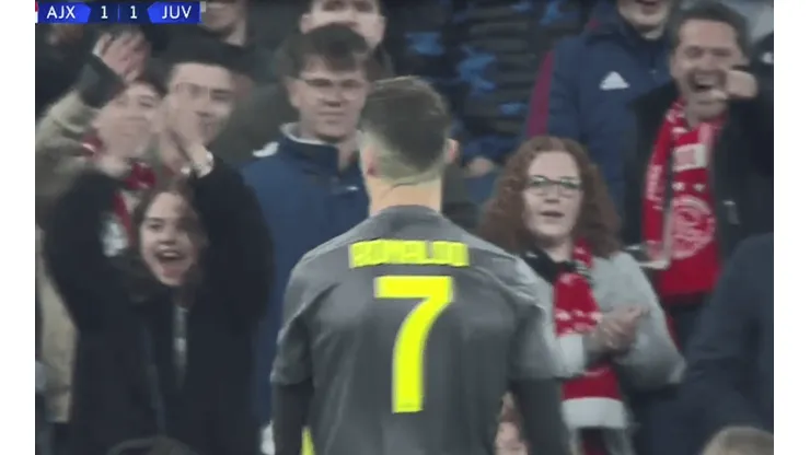 Cristiano Ronaldo se cayó y los hinchas del Ajax lo trollearon en su cara