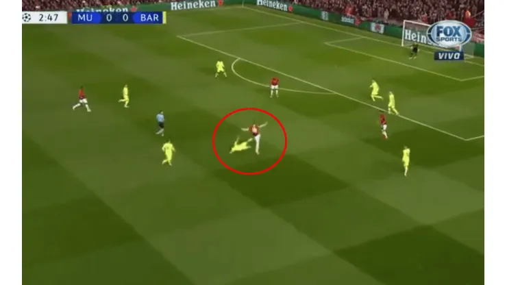 Busquets pegó una violenta patada y de esa falta casi viene el primero del United